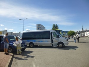 Tallinnan satamassa Toilan pikkubussi odotti sovitun mukaisesti parkissa