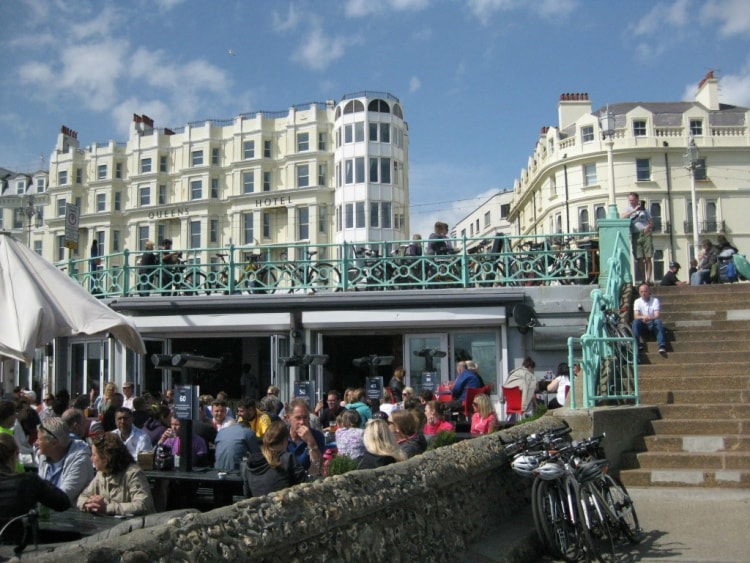 Brightonin rantakaupunki on myös itse englantilaisten suosima kesälomakohde.