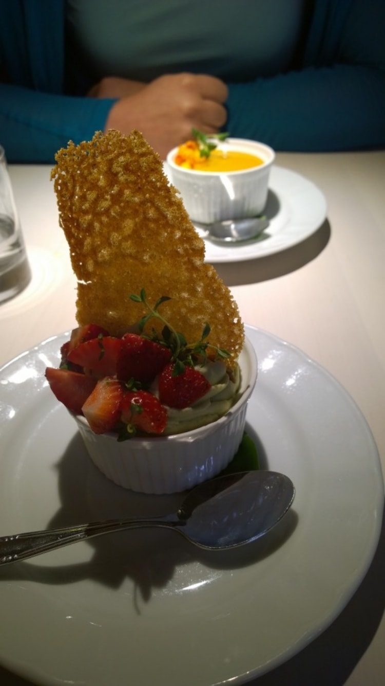 Jälkkäriksi otettiin Cashew creme with sea buckthorn marmalade sekä Avocado coconut pudding with date caramel and strawberry mint salad.