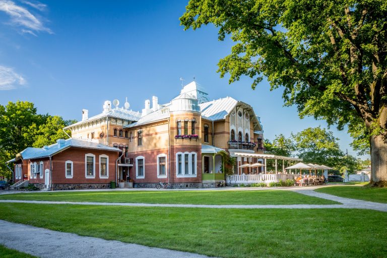 001-ammende-villa Ammende Villan julkisivu kesäauringossa