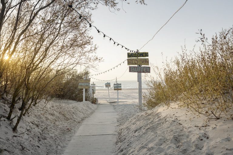Hiekkaranta Liepajassa Hiekkaranta ja kylttejä Liepajassa