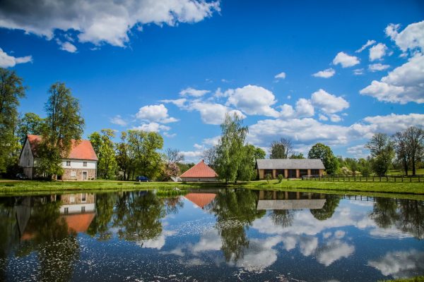 Turaidan linnan rakennuksia järven rannassa