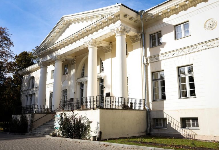 Sakun kartano Sakun kartanon valkoinen julkisivu