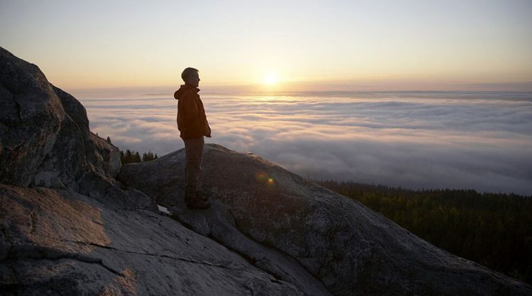 Koli Mies ihailee sumuista maisenaa Ukko-Kolin huipulla