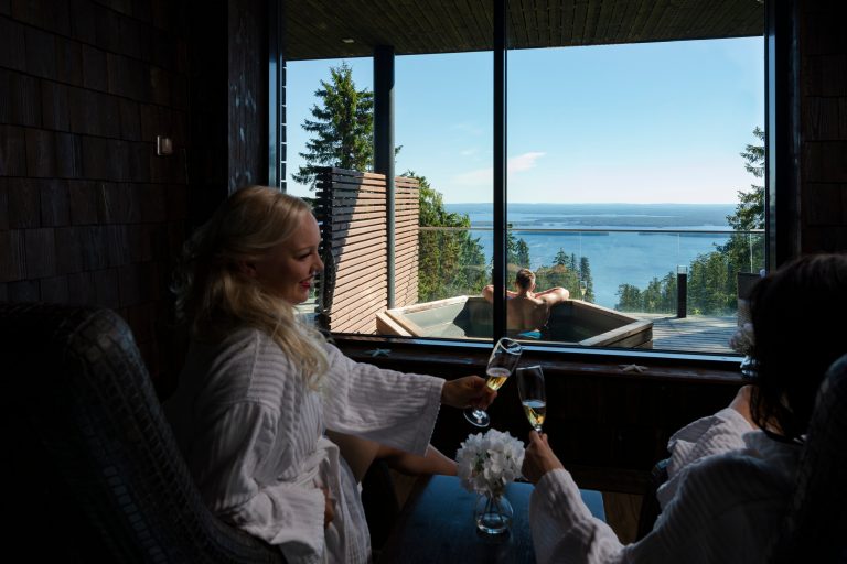 Sokos Hotel Koli, Relax Spa Kaksi naista nauttii kuohuviiniä Sokos Hotel Kolin relax Spassa
