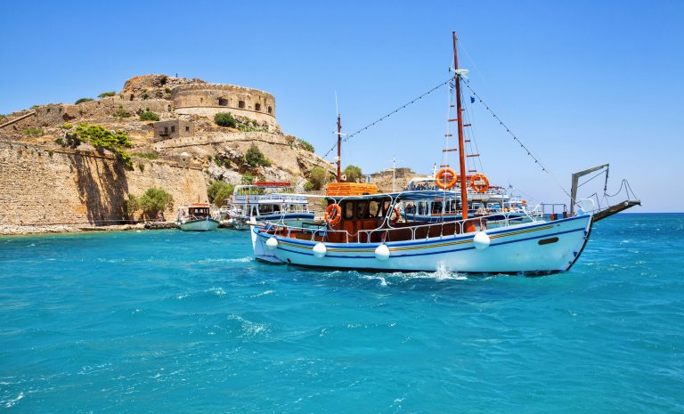 Kreeta, Spinalongan saari Veneitä Spinalongan saaren edustalla