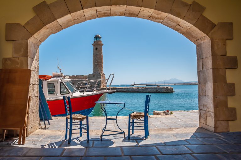 Kreeta, Rethymnon Pöytä ja tuoli tavernassa Rethymnonin sataman promenadilla