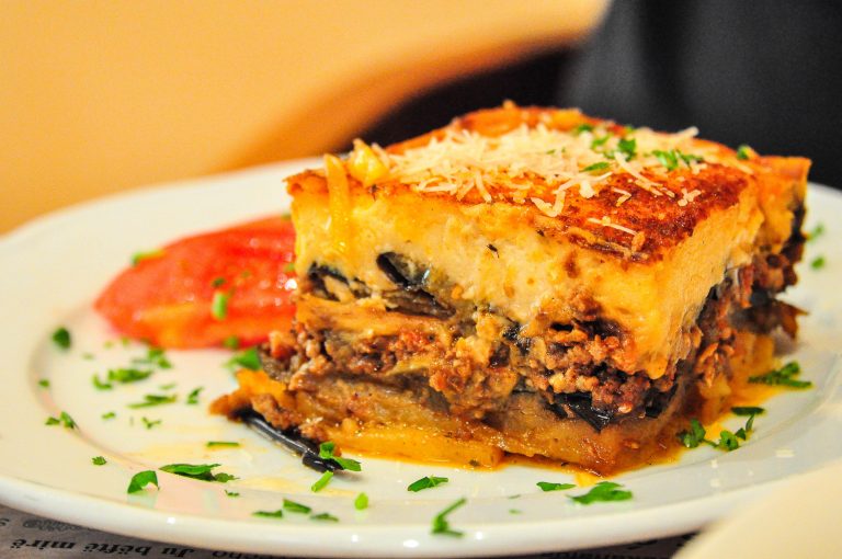 Kreikka, moussaka Kreikkalainen moussaka-annos