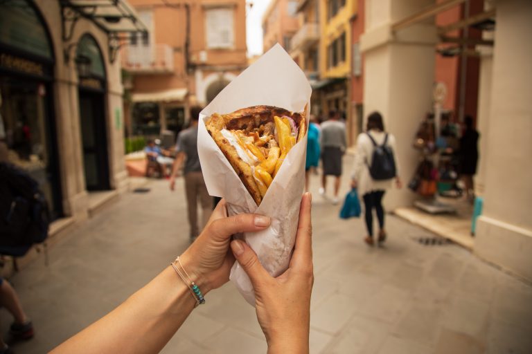 Kreikka, gyros Gyros kadulla kävelevän kädessä