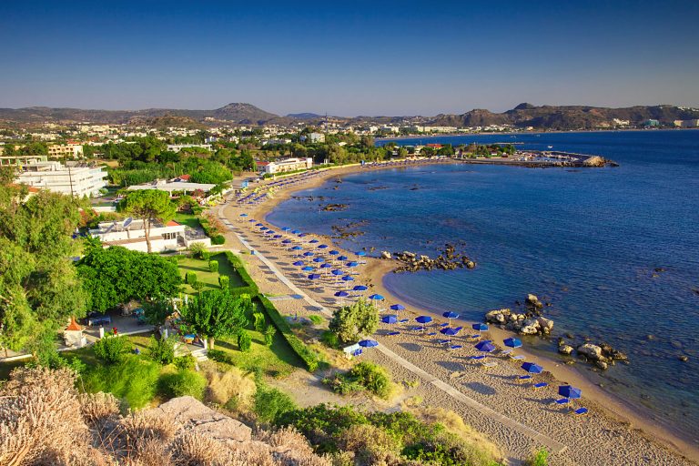 Rodos, Faliraki Maisema Falirakin rannalle ilta-auringossa.