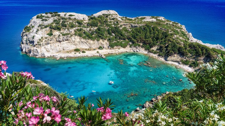 Rodos, Anthony Quinn 4 Kukkien kehystämä näkymä alas poukamaan.