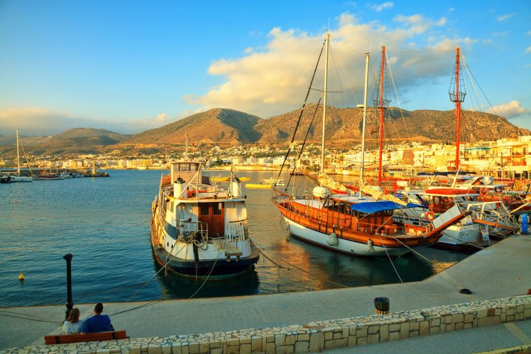 Kreeta, Hersonissos, venesatama 2 Hersonissoksen venesatama ja rakennuksia aamuauringossa.
