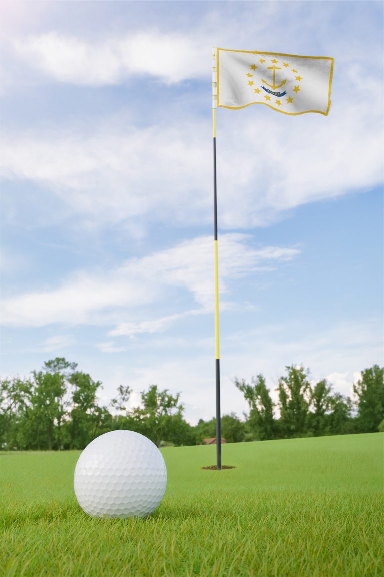 Kreikka, Rodos, Golf Lähikuvassa golfpallo viheriöllä, taustalla lipulla merkitty reikä.