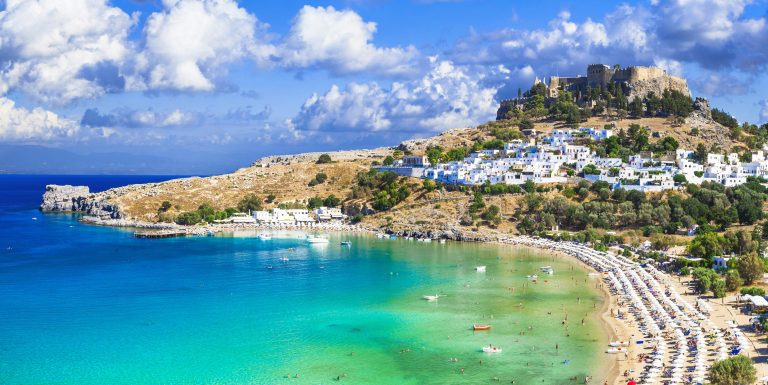 Rodos, Lindos Panoraamanäkymä Lindoksen rantaan, kylään sekä kukkulalla sijaitsevaan linnoitukseen.