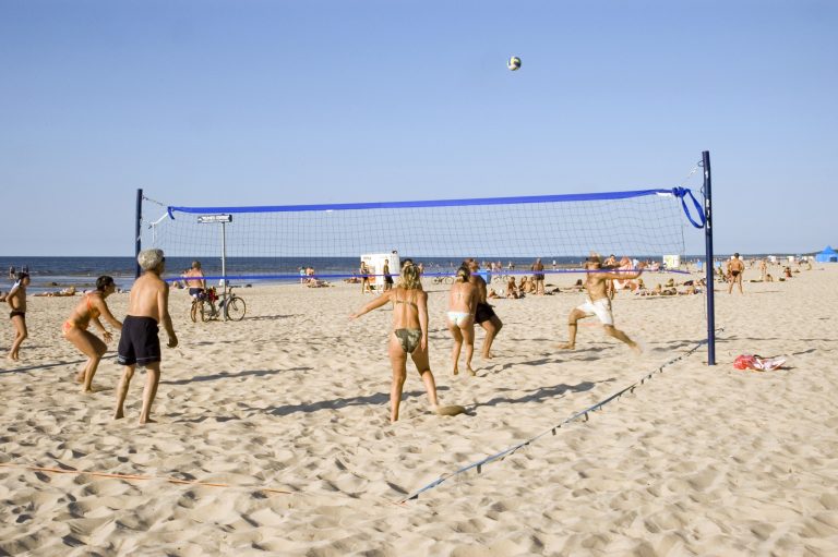 Aktiviteetit, Jurmala, rantalentopallo Ihmisiä pelaamassa rantalentopalloa aurinkoisena päivänä.