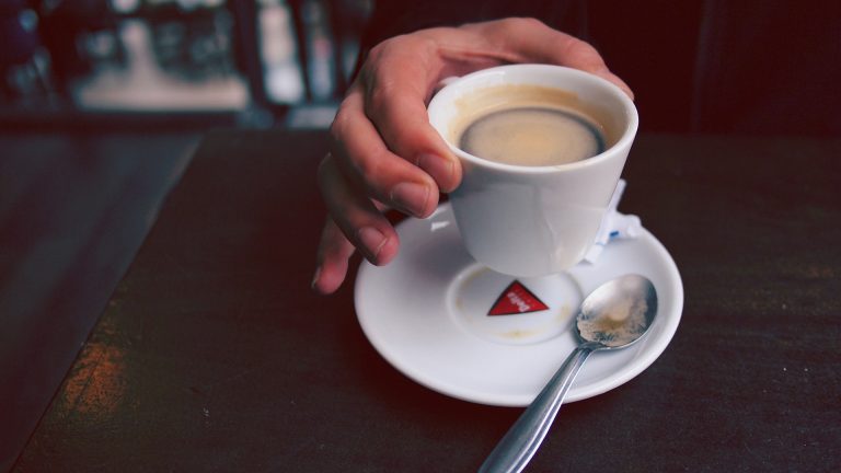 001-kahvila-riika-latvia Cafe Leningradissa voi nauttia kahvista neuvostotyylisessä miljöössä.