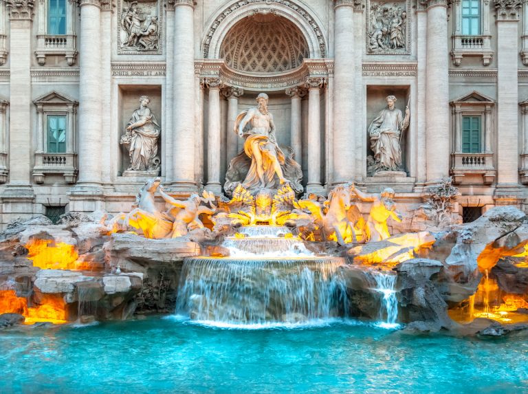 Rooma, Fontana di Trevi Valaistu Fontana di Trevin suihkulähde läheltä kuvattuna.