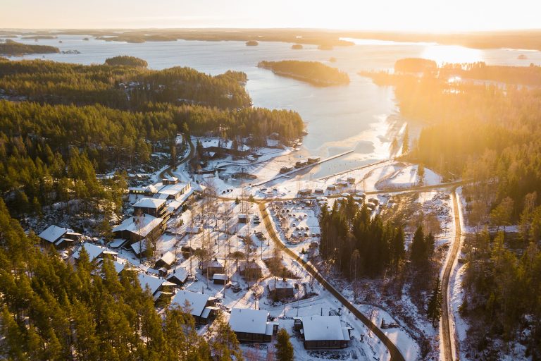 Järvisydän Ilmakuva hotellialueesta auringossa