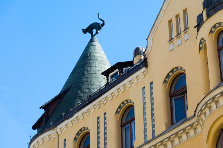 Riika, Vanhakaupunki, Kissatalo Kissapatsas talon huipulla Riikassa