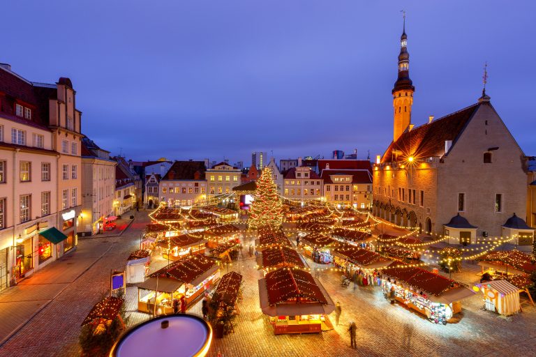 Tallinna, joulu Tallinnan joulutori valokoristeineen ylhäältä päin katsottuna.