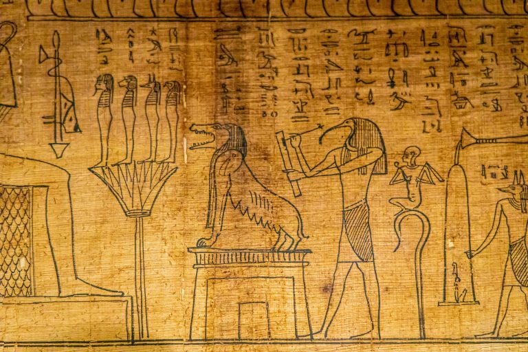 Rooma, perheet Lukekaa egyptiläisiä hieroglyfejä Vatikaanissa.