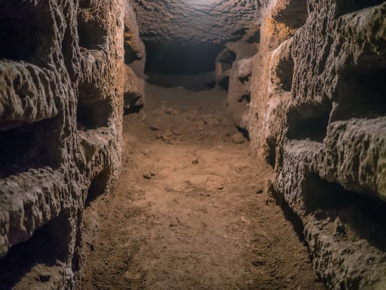 Rooma, San Pancrazio katakombi Sukella katakombien syövereihin.