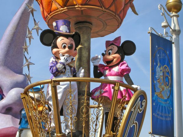 Satumaailma herää eloon Disneylandissa